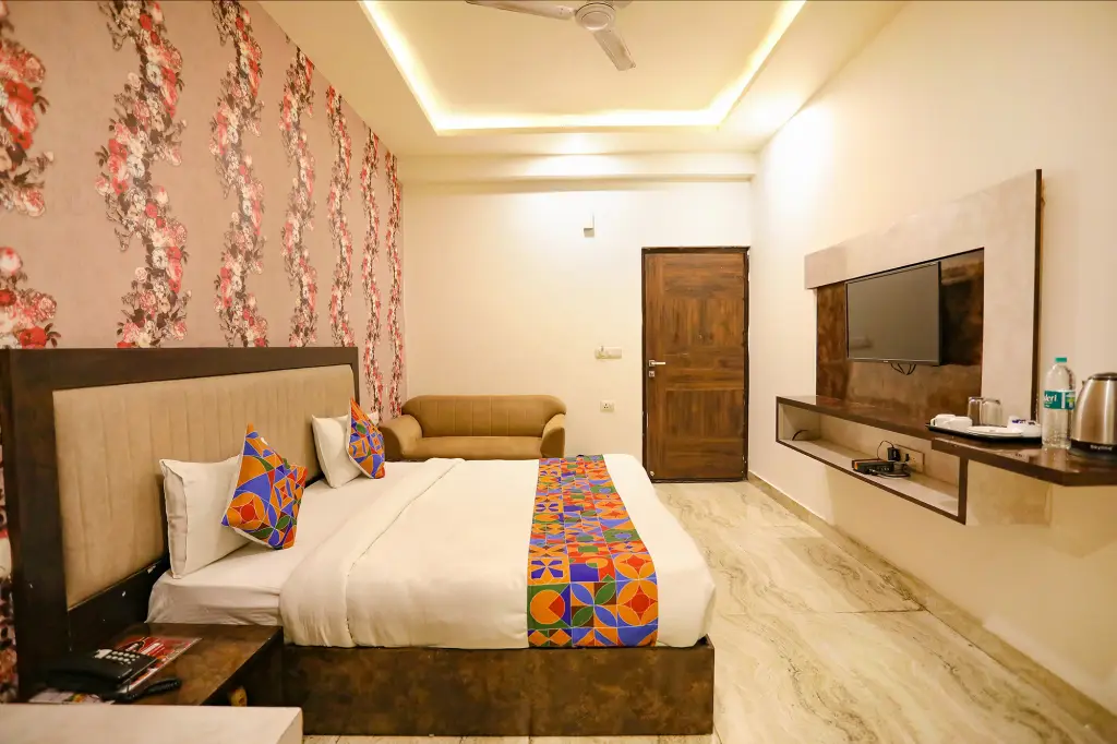 Нойда: FabHotel Enaya Residency