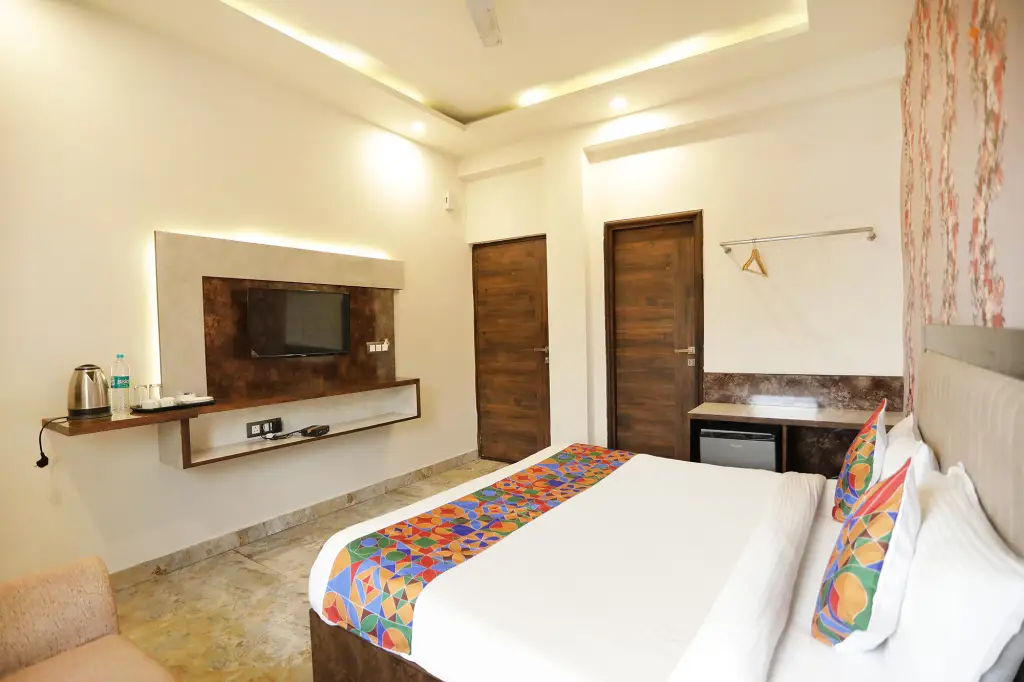 Нойда: FabHotel Enaya Residency