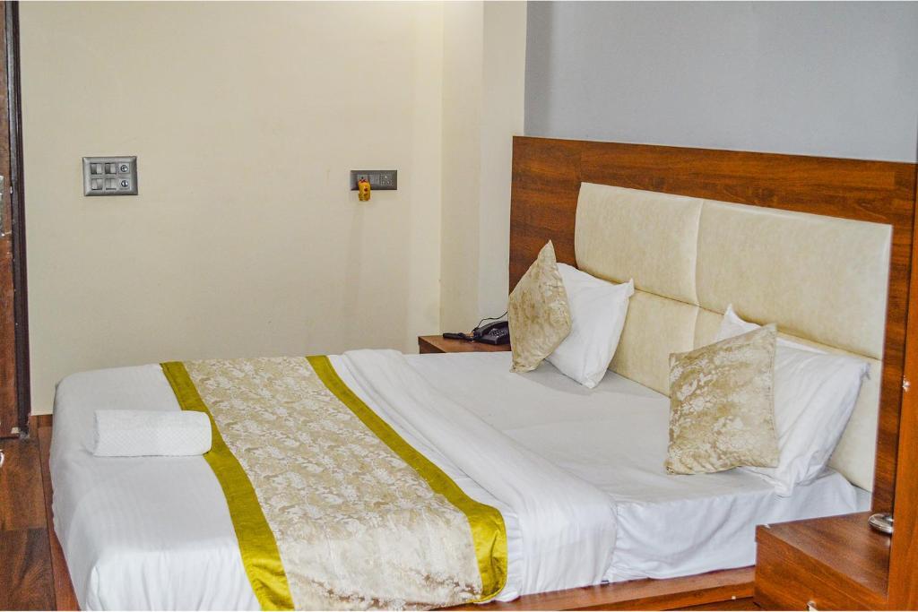 Нойда: Fabhotel The Golf Inn