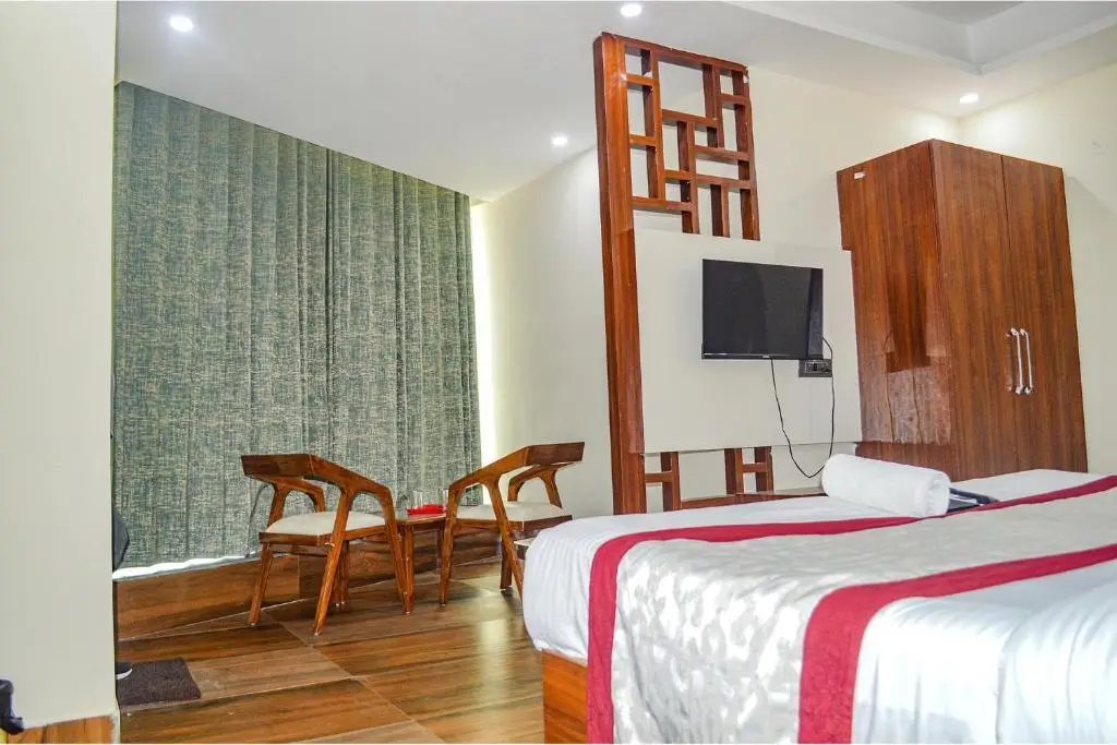 Нойда: Fabhotel The Golf Inn