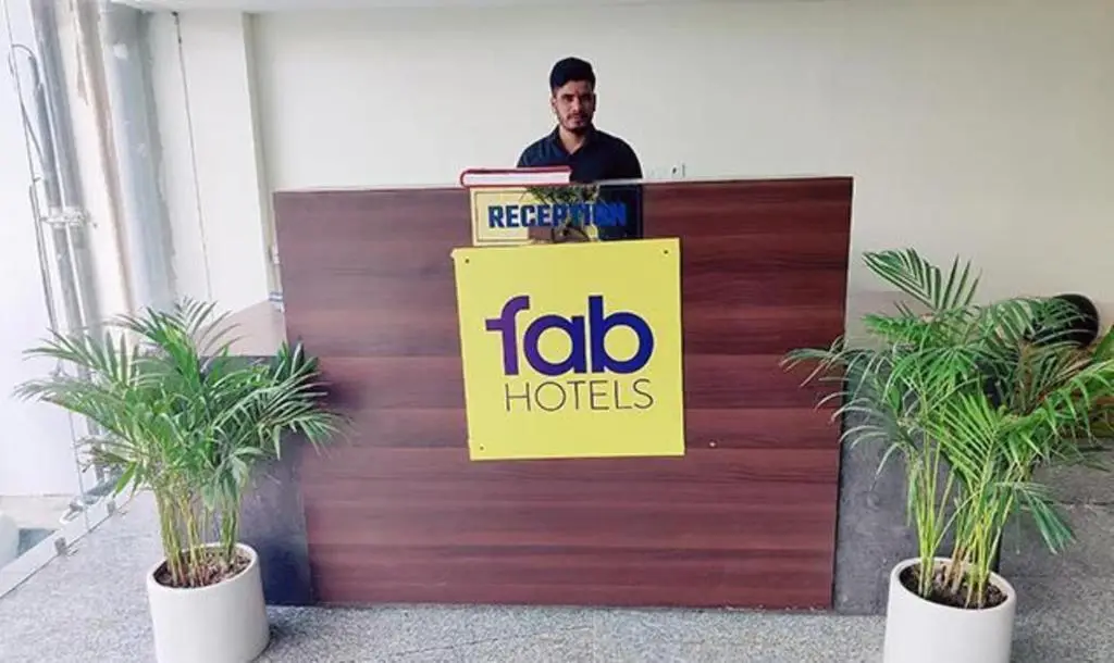 Нойда: FabHotel Palm Inn