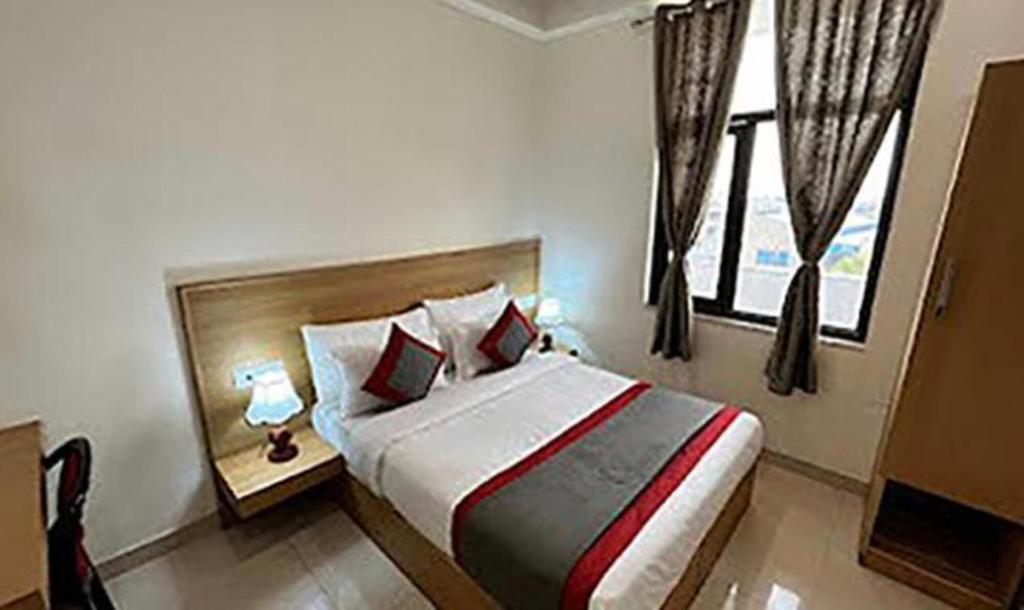 Нойда: FabHotel Palm Inn