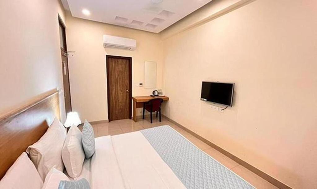 Нойда: FabHotel Palm Inn