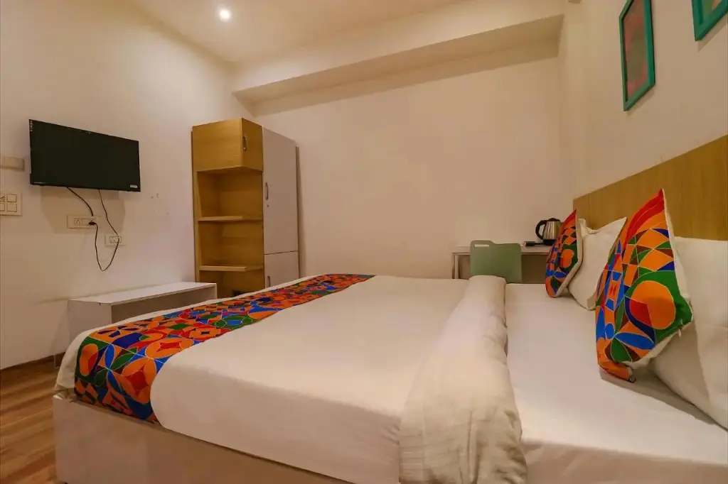 Нойда: FabHotel Vacanza