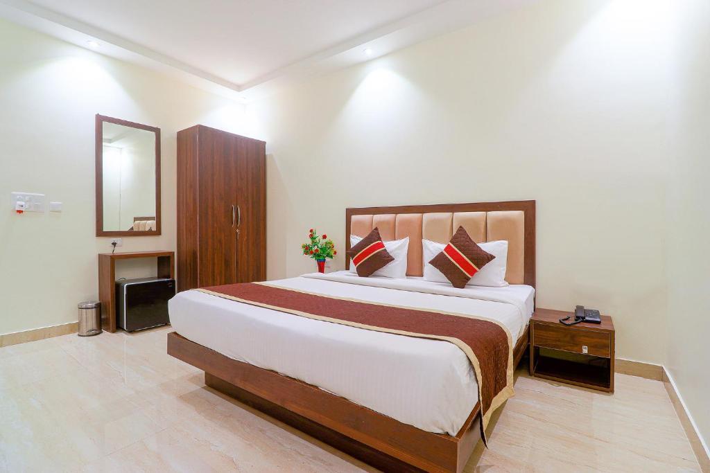 Нойда: Fabhotel The Premium Suits
