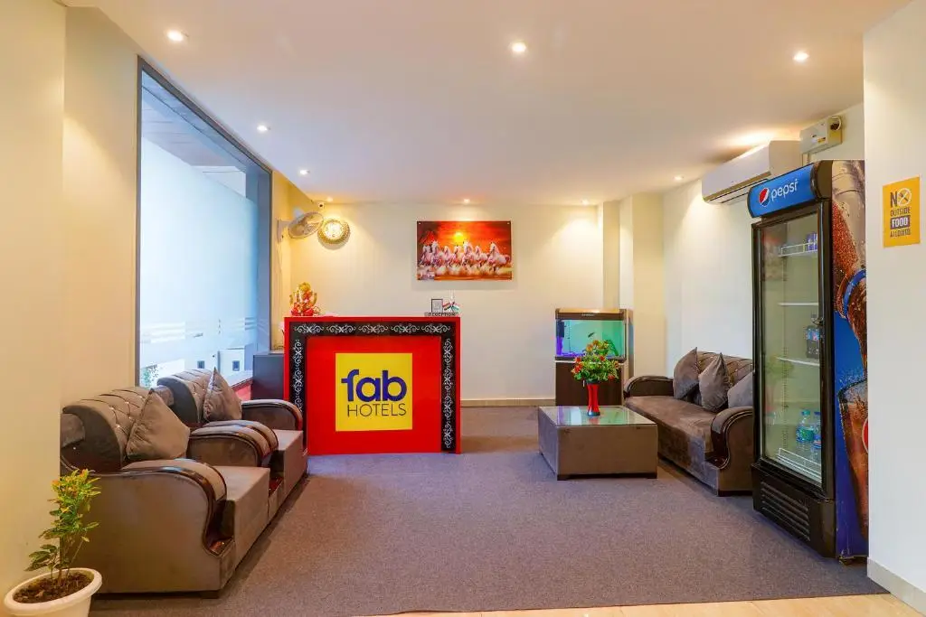 Нойда: Fabhotel The Premium Suits