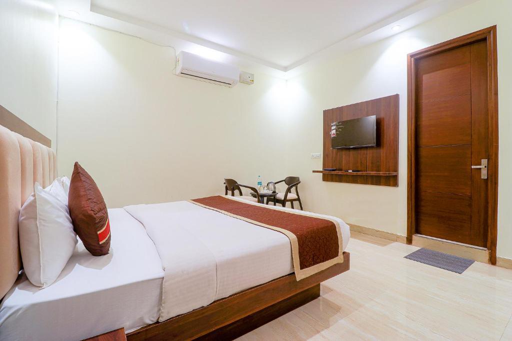 Нойда: Fabhotel The Premium Suits