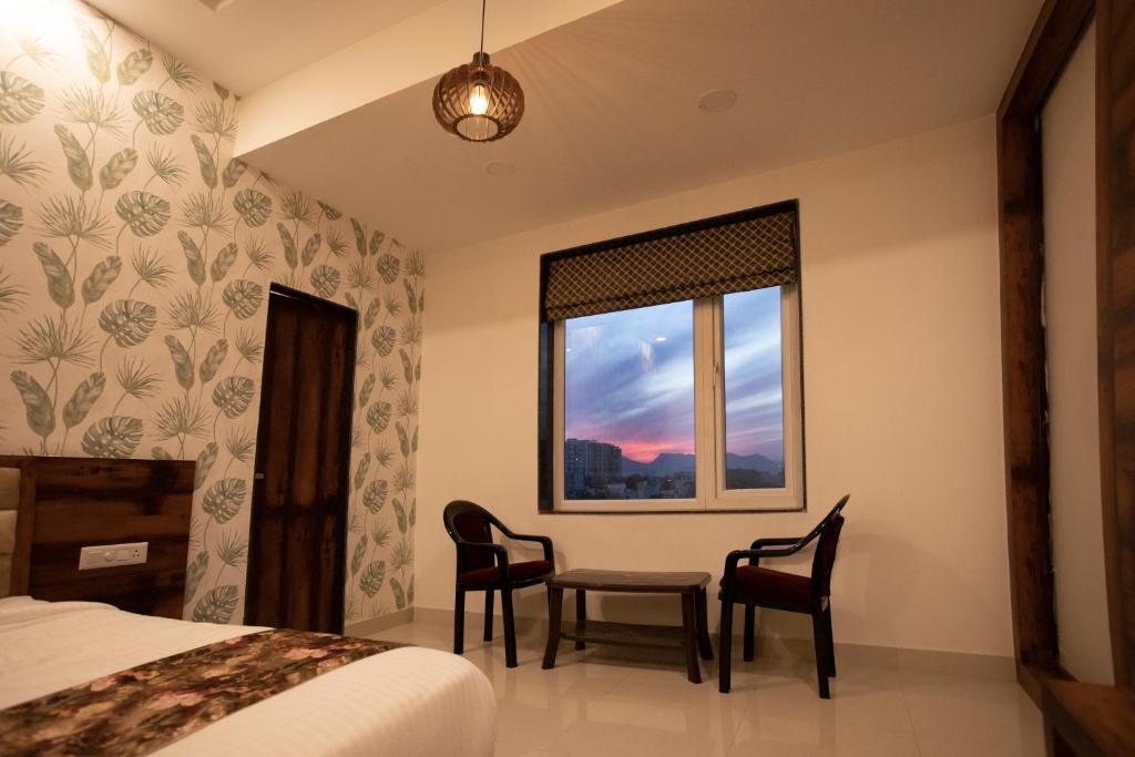 Удаипур: Hotel Bhairav Bagh with Swimming Pool
