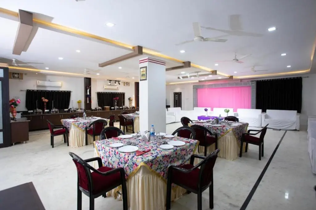 Удаипур: Hotel Bhairav Bagh with Swimming Pool