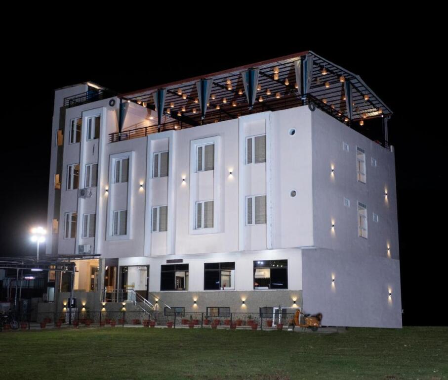 Удаипур: Hotel Bhairav Bagh with Swimming Pool