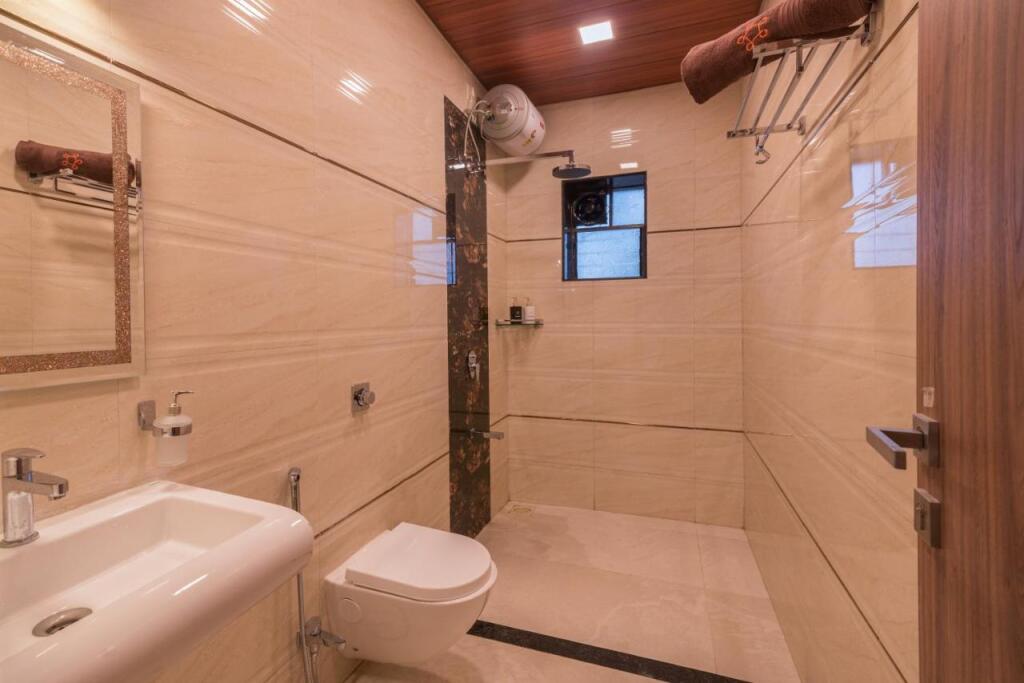Хандала: SaffronStays Aster, plunge pool villa with garden, Lonavala