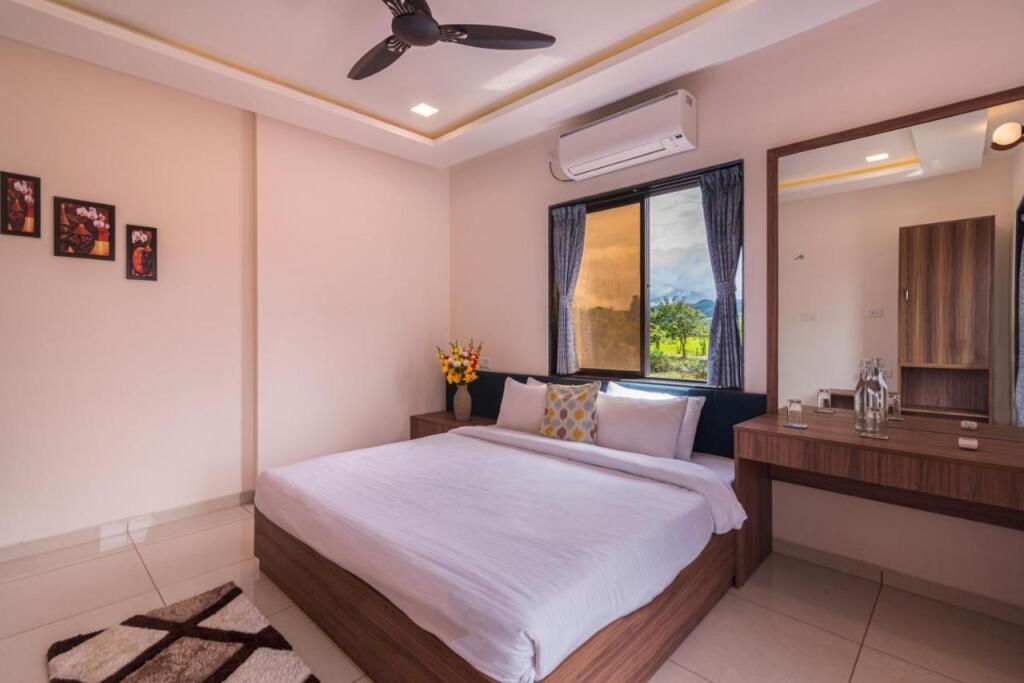 Хандала: SaffronStays Aster, plunge pool villa with garden, Lonavala