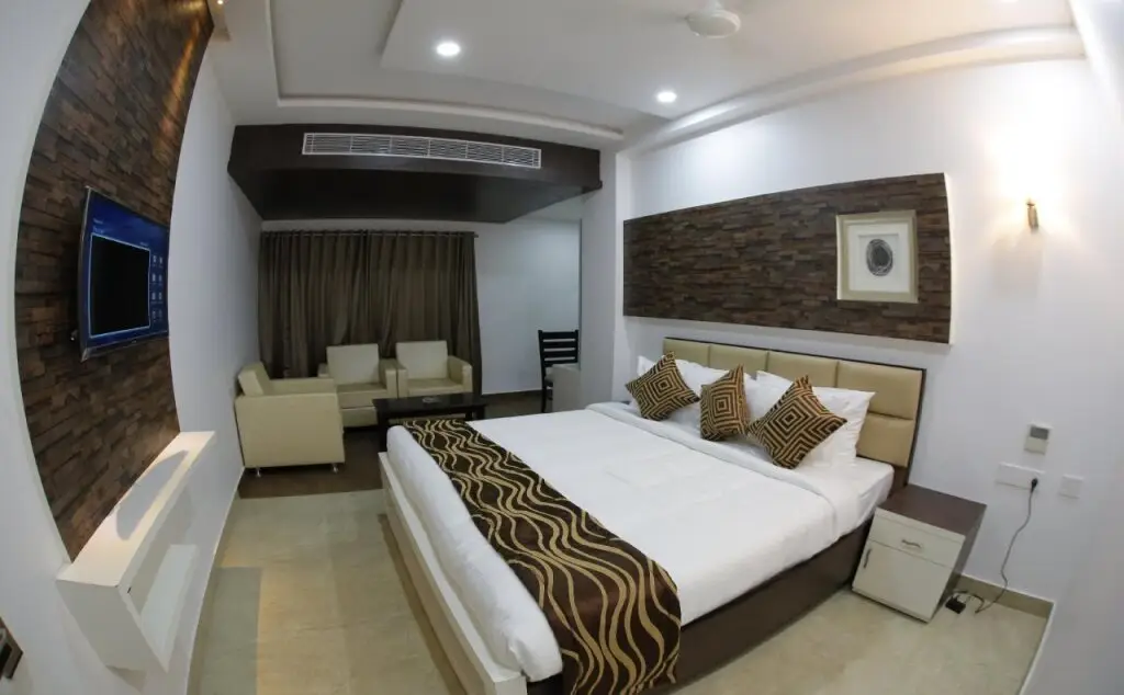 Гунтур: Hotel V Royal Park