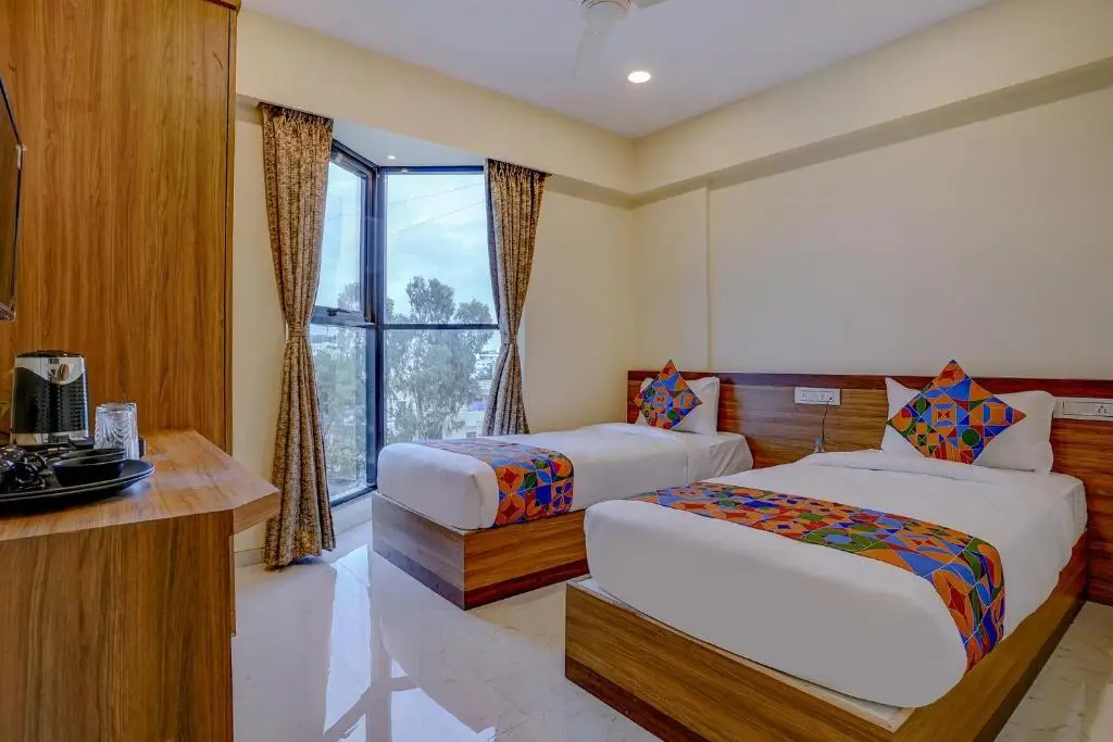Пуна: FabHotel Crystal Homes