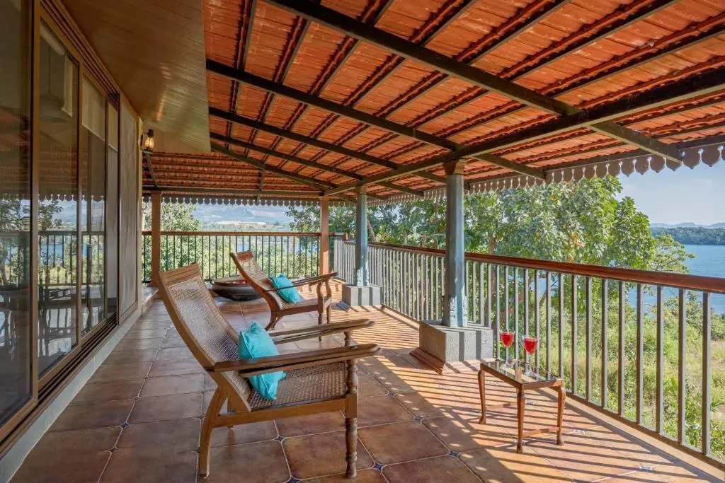 Хандала: SaffronStays Anantham, Kamshet - pet-friendly lakefront villa with a huge verandah