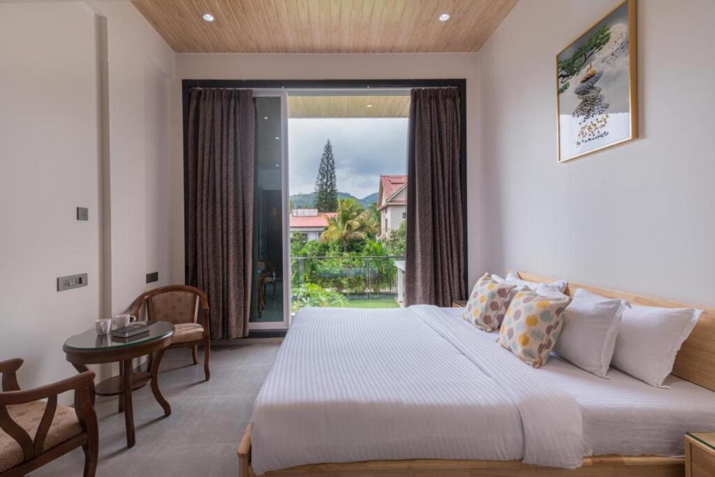 Хандала: Saffronstays Le Reve Lonavala