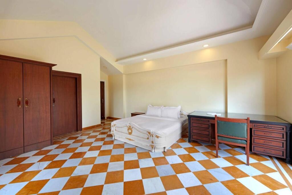Киим: SaffronStays Minerva