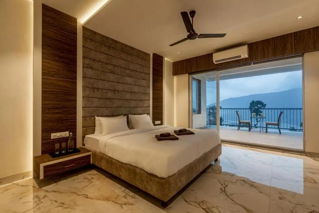Хандала: SaffronStays Sundowner, Karjat - party-perfect pool villa with rain dance and cricket turf