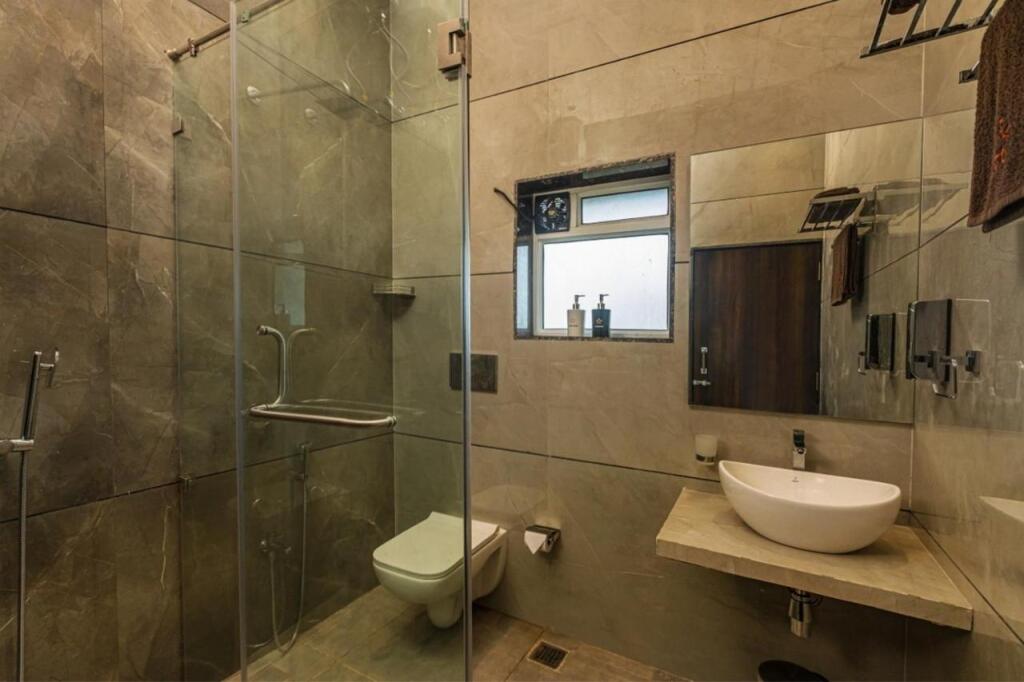 Хандала: SaffronStays Sundowner, Karjat - party-perfect pool villa with rain dance and cricket turf