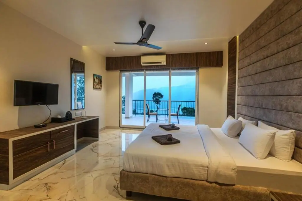 Хандала: SaffronStays Sundowner, Karjat - party-perfect pool villa with rain dance and cricket turf