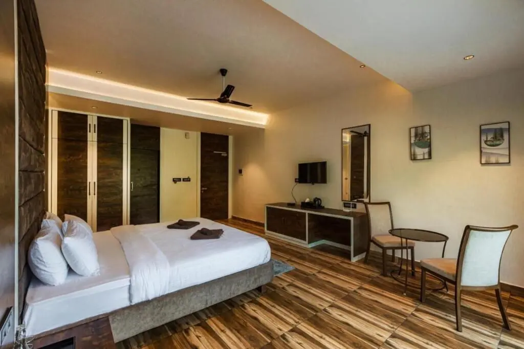 Хандала: SaffronStays Sundowner, Karjat - party-perfect pool villa with rain dance and cricket turf