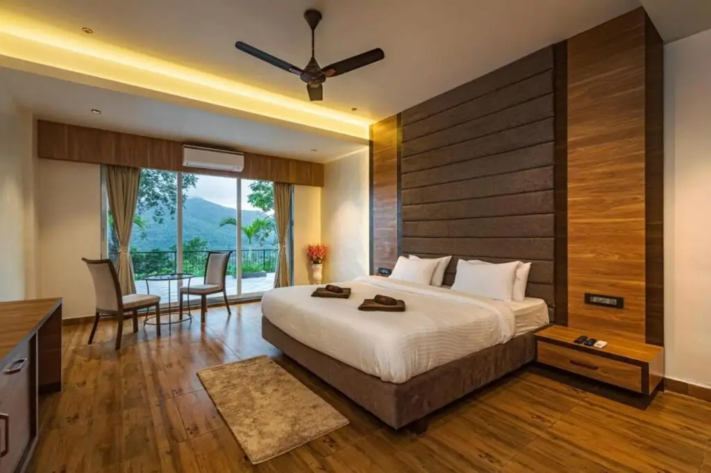 Хандала: SaffronStays Sundowner, Karjat - party-perfect pool villa with rain dance and cricket turf