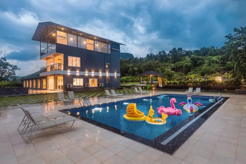 Хандала: SaffronStays Sundowner, Karjat - party-perfect pool villa with rain dance and cricket turf