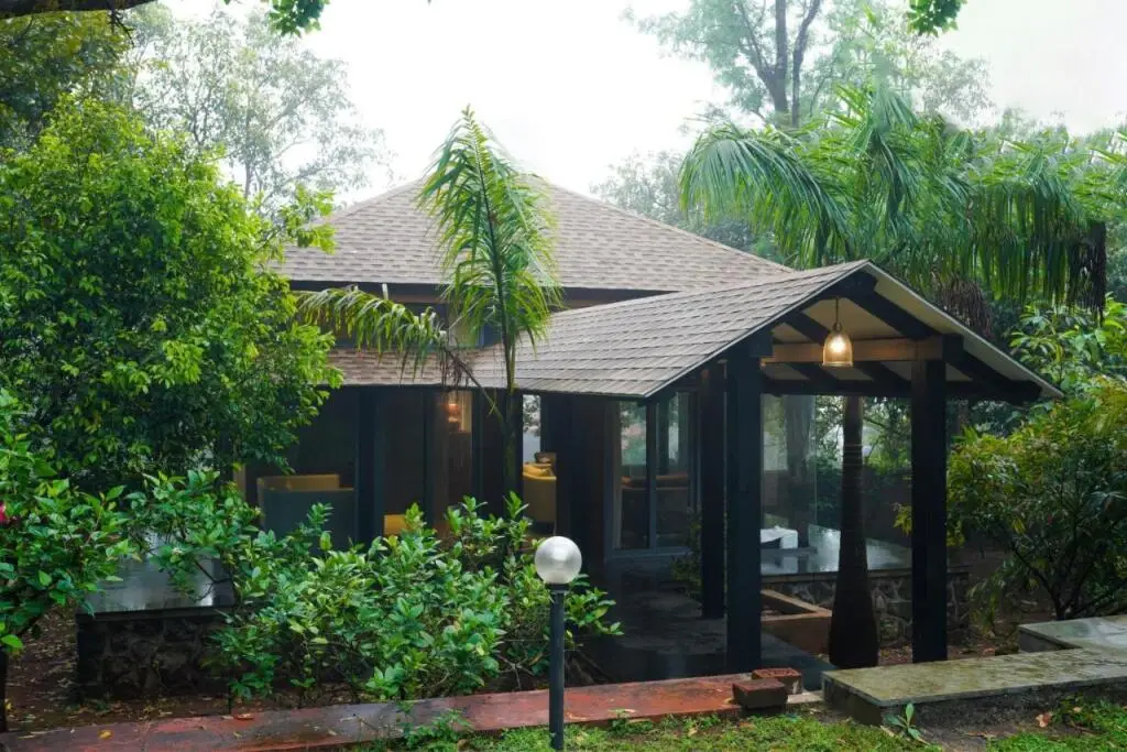 Олд-Махабалешвар: SaffronStays The Glasshouse - beautiful glass villa for couples
