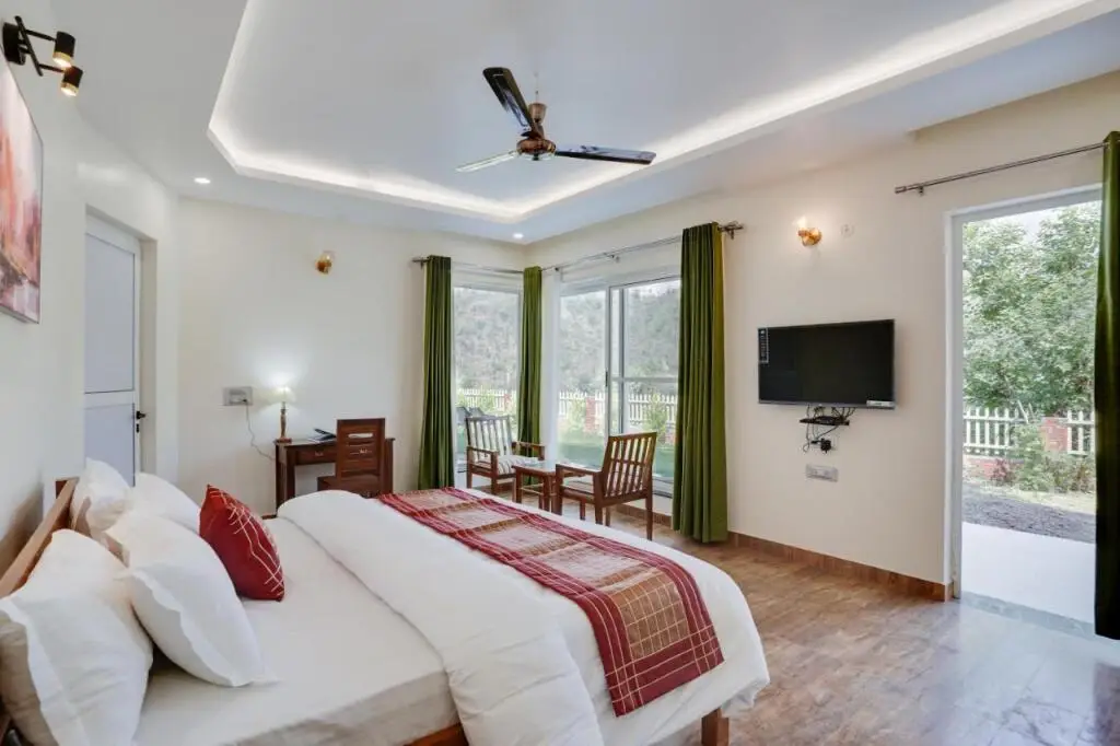 Прем-Нагар: SaffronStays Casa Bellissimo, Dehradun - luxury villa near Malsi Deer Park with valley views