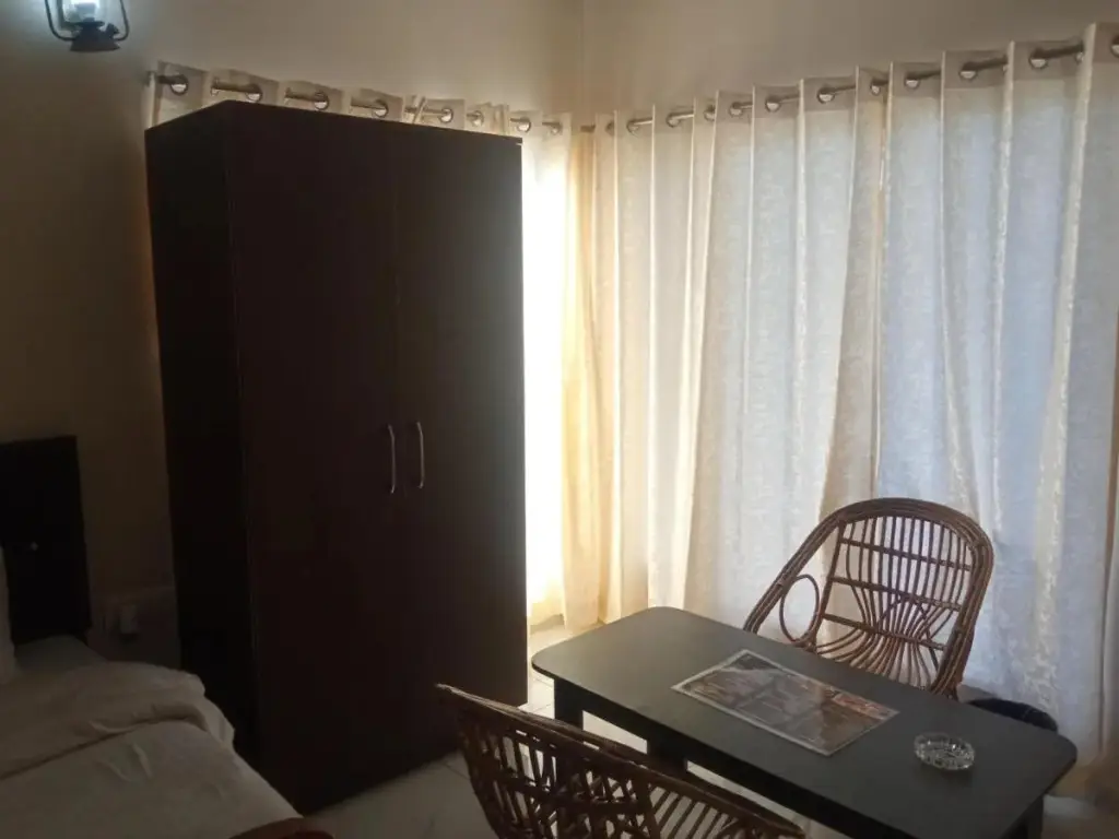 Техри: In Apple Estate Kanatal