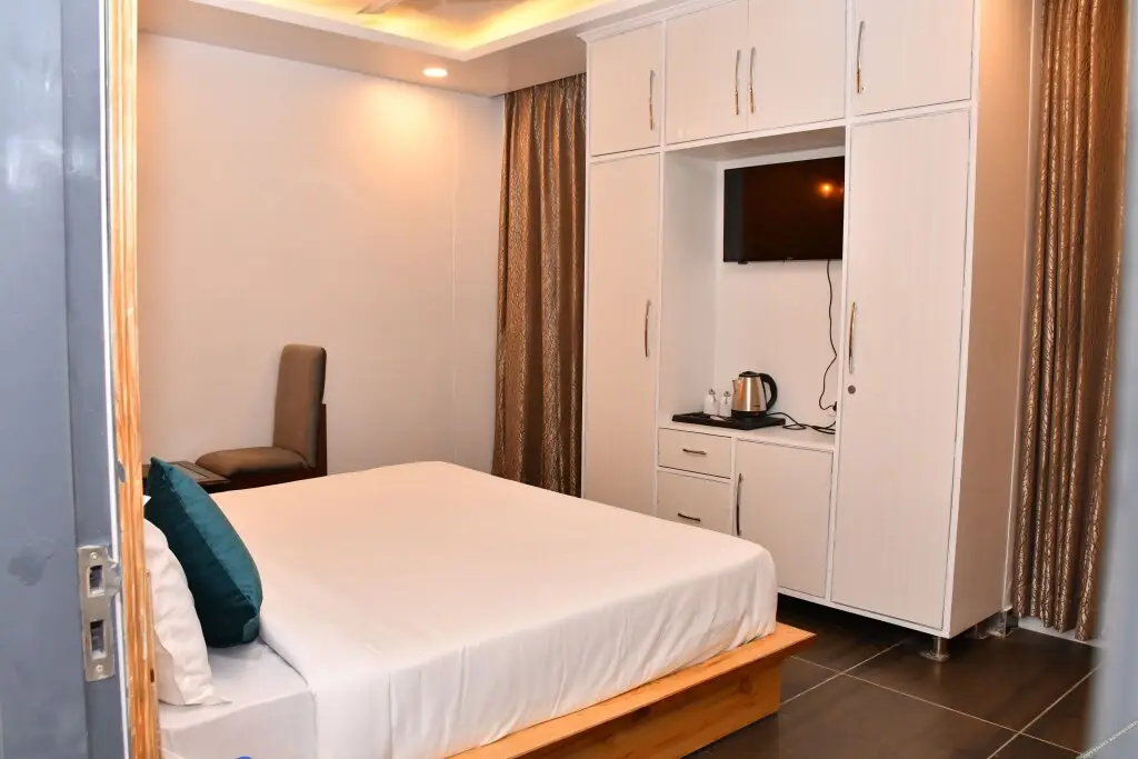 Кангра: Hotel The Crown