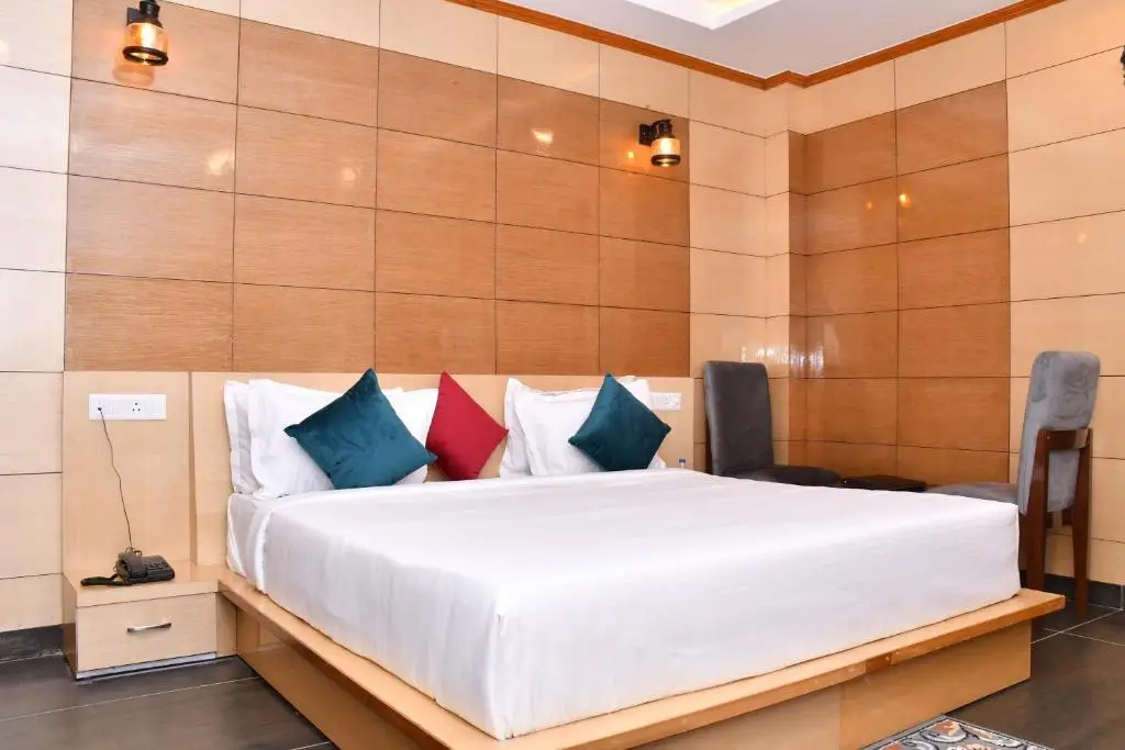 Кангра: Hotel The Crown