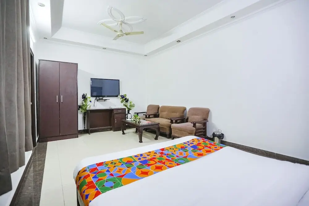 Нойда: FabHotel F9 H Block Sector 51