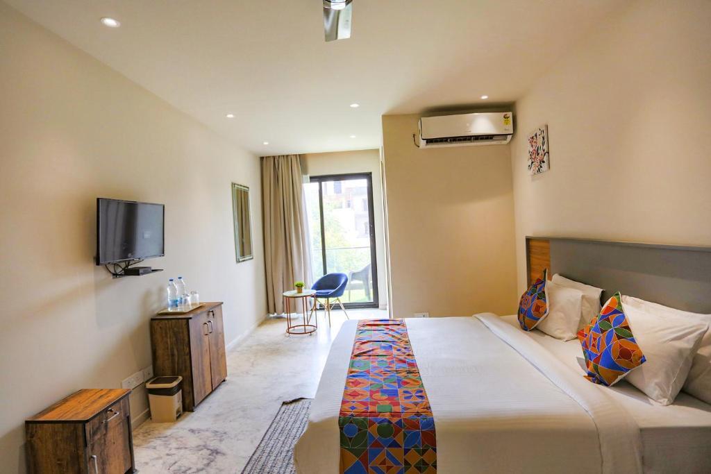 Нойда: FabHotel Clarks Suites