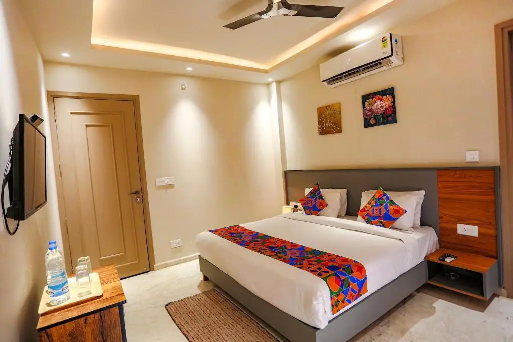 Нойда: FabHotel Clarks Suites