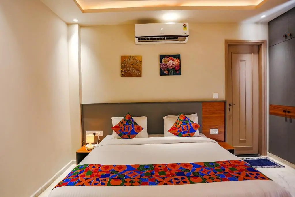 Нойда: FabHotel Clarks Suites