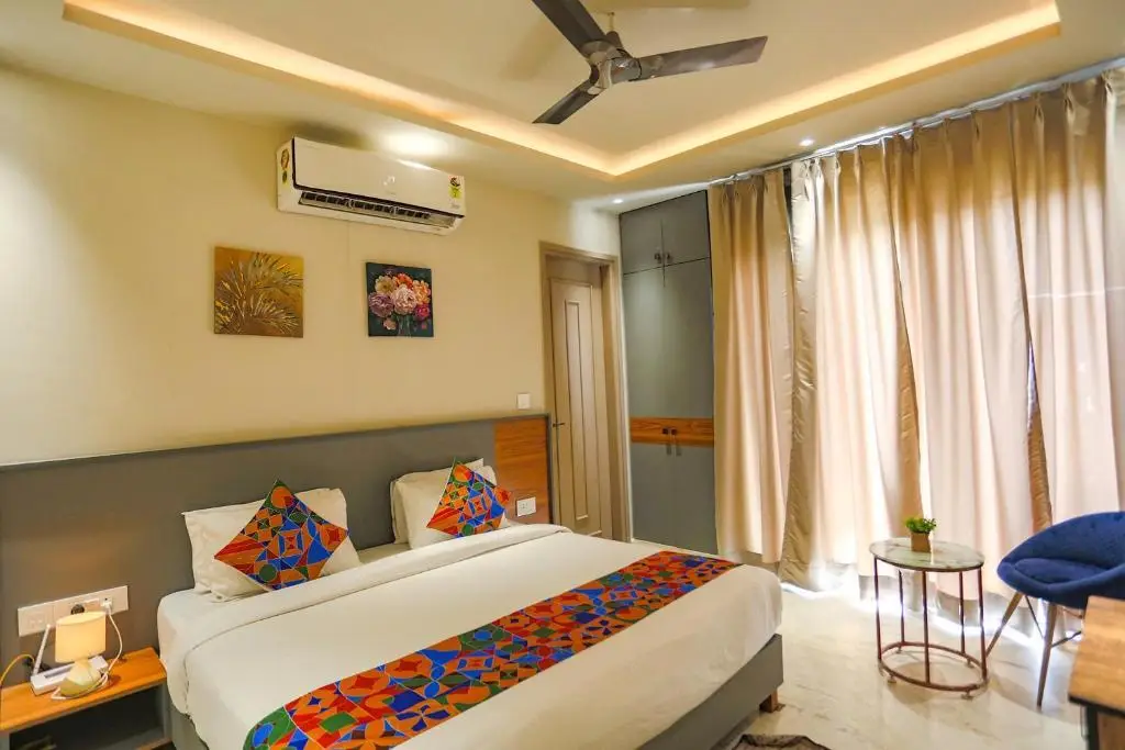Нойда: FabHotel Clarks Suites