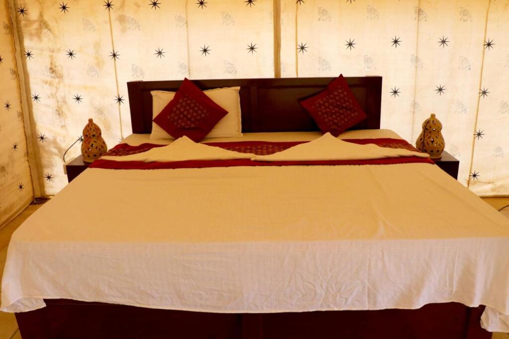 Кхури: Barna Desert Camp