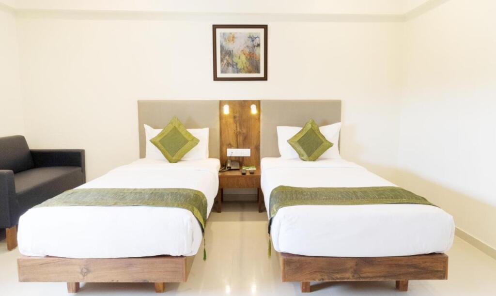 Мумбаи: J ESVI Hotels