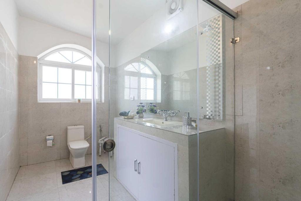 Парвану: StayVista at Brickwood Hill with Outdoor Infinity Pool & Jacuzzi
