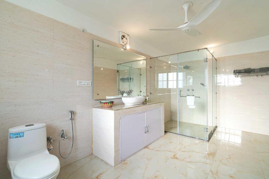 Парвану: StayVista at Brickwood Hill with Outdoor Infinity Pool & Jacuzzi