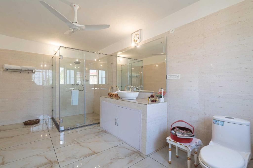 Парвану: StayVista at Brickwood Hill with Outdoor Infinity Pool & Jacuzzi