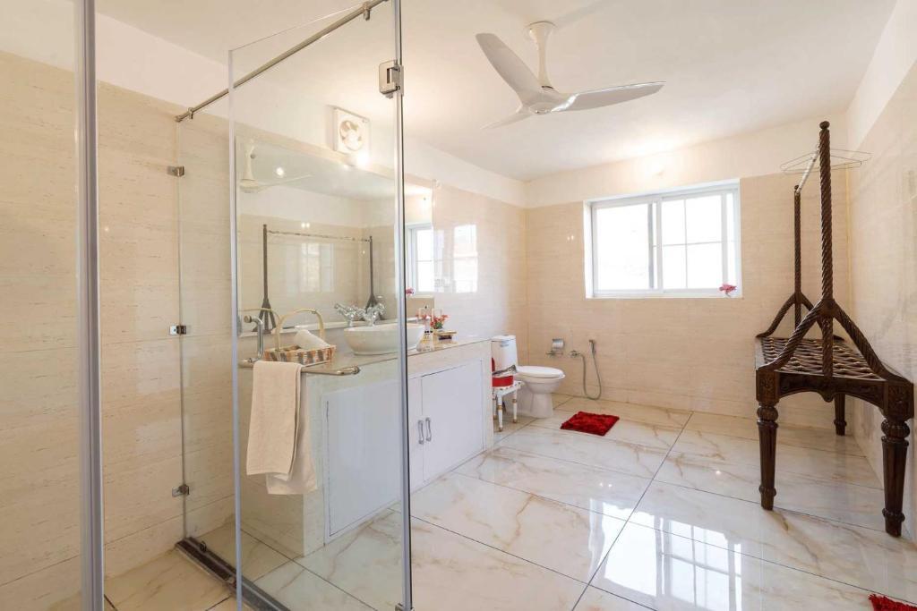 Парвану: StayVista at Brickwood Hill with Outdoor Infinity Pool & Jacuzzi