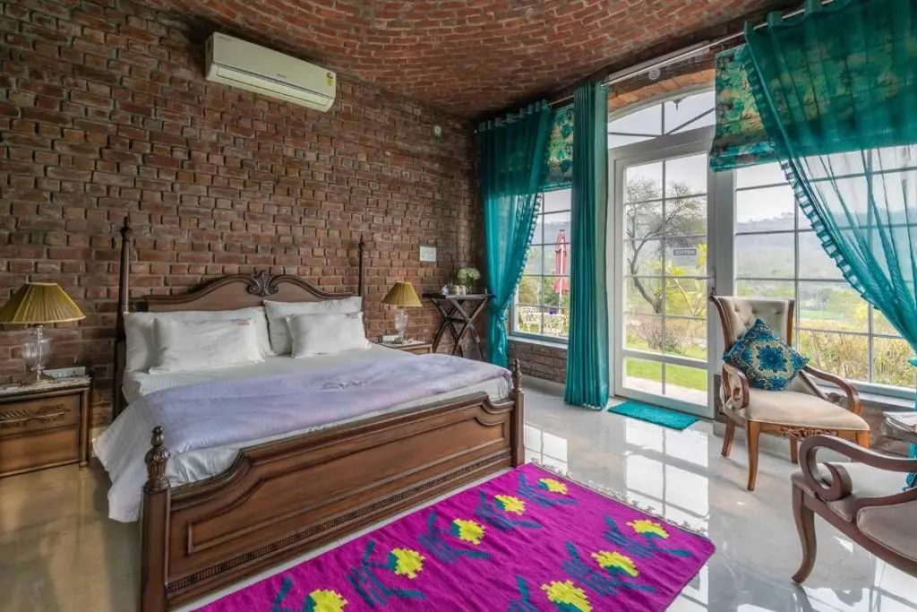 Парвану: StayVista at Brickwood Hill with Outdoor Infinity Pool & Jacuzzi