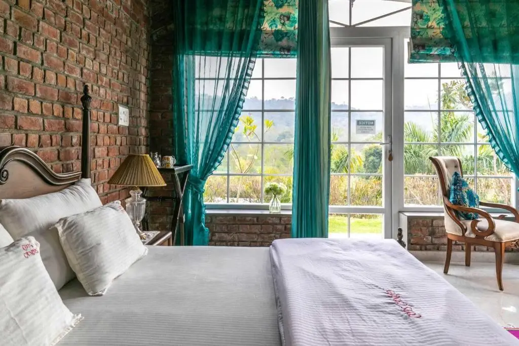Парвану: StayVista at Brickwood Hill with Outdoor Infinity Pool & Jacuzzi