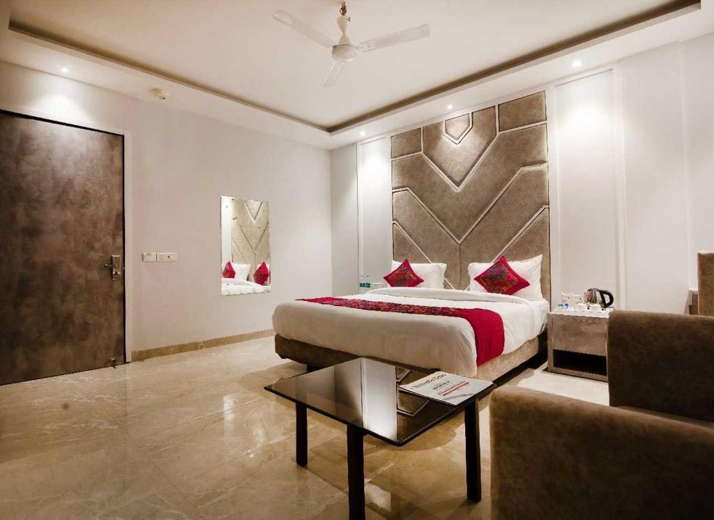 Нью-Дели: OYO 91484 Breeze Hotel