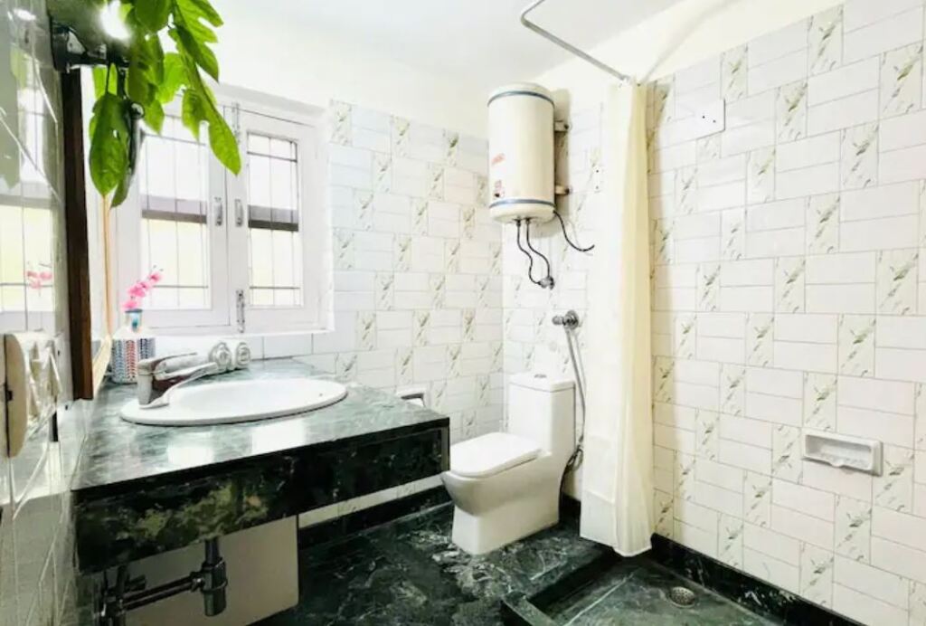 Нью-Дели: Bluo 2Bhk Panchsheel Enclave - Balcony Park