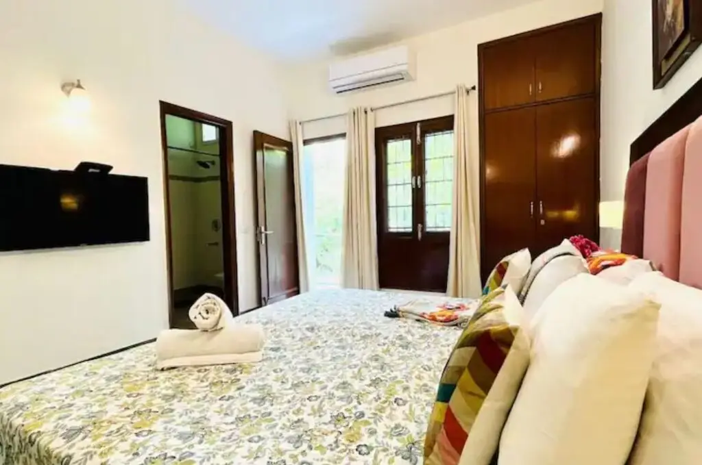 Нью-Дели: Bluo 2Bhk Panchsheel Enclave - Balcony Park