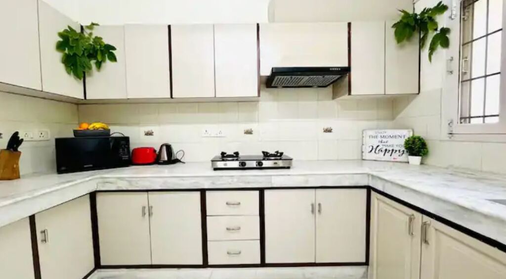 Нью-Дели: Bluo 2Bhk Panchsheel Enclave - Balcony Park
