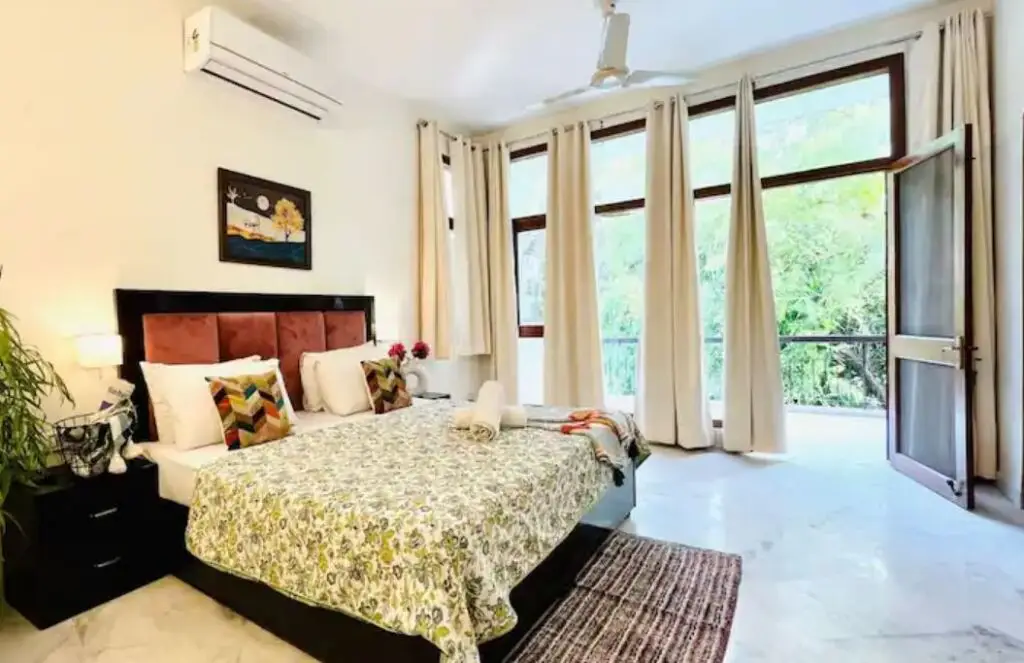 Нью-Дели: Bluo 2Bhk Panchsheel Enclave - Balcony Park